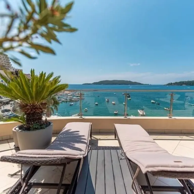 Stan posjeduje panoramski pogled na more