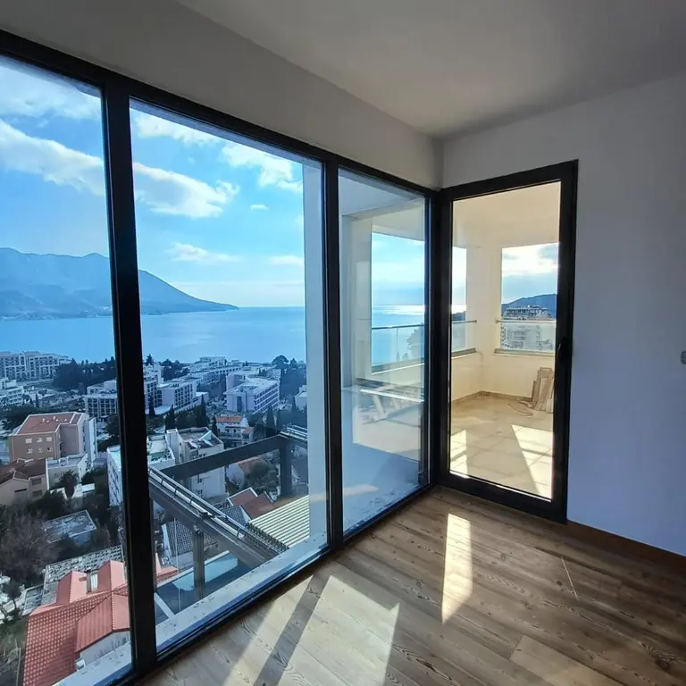 U dnevnom boravku se nalaze panoramska stakla sa predivnim pogledom
