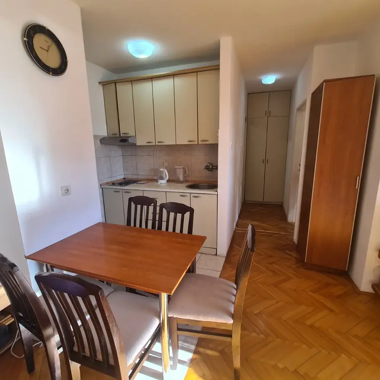 Kuhinja sa trpezarijom u jednom stanu