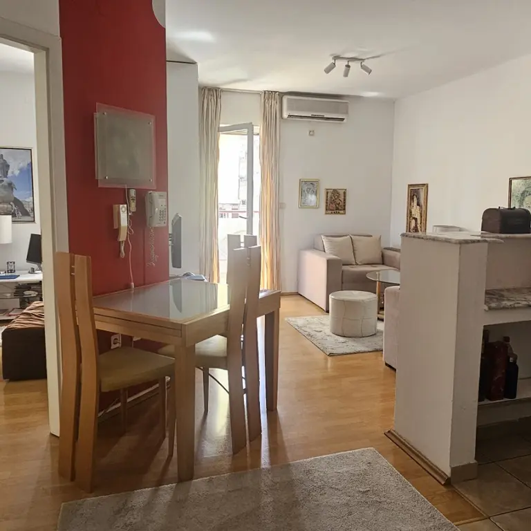 Dio dnevnog boravka sa ulazom u spavacu sobu