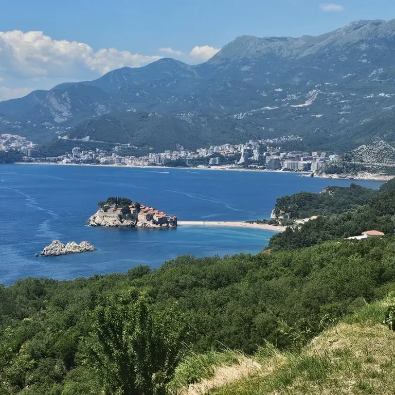 Blago je kaskadno postavljeno i posjeduje pogled na more