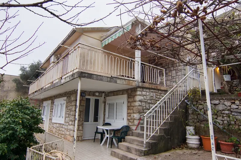 Kuca posjeduje dvoriste ukupne povrsine 319m2