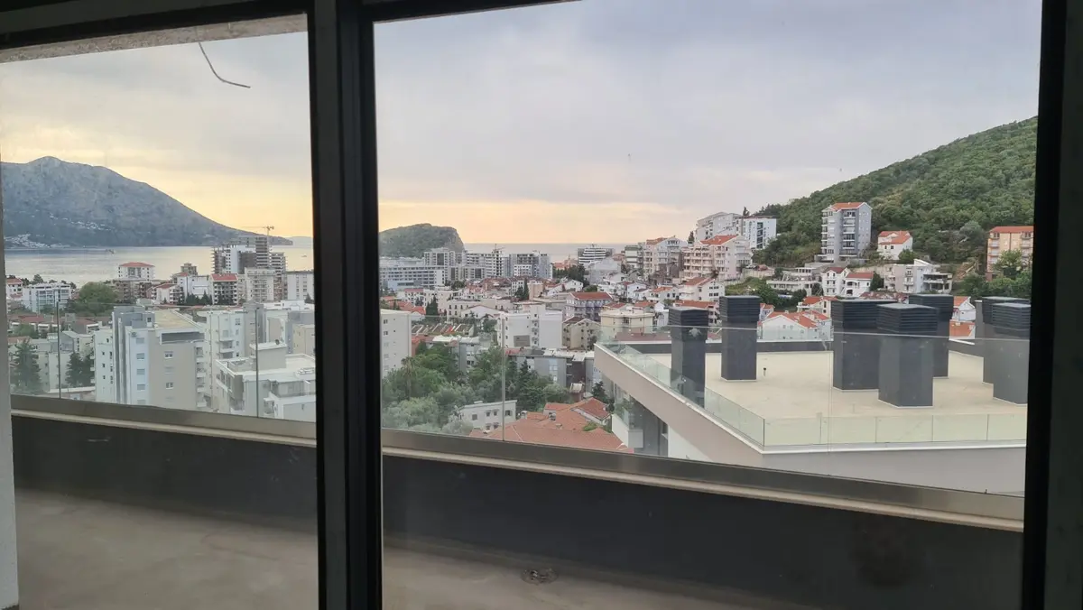 Stan i iz dnevnog boravka posjeduje pogled na more