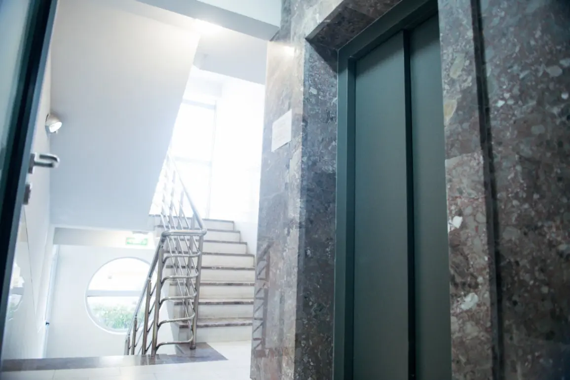 Zgrada posjeduje lift