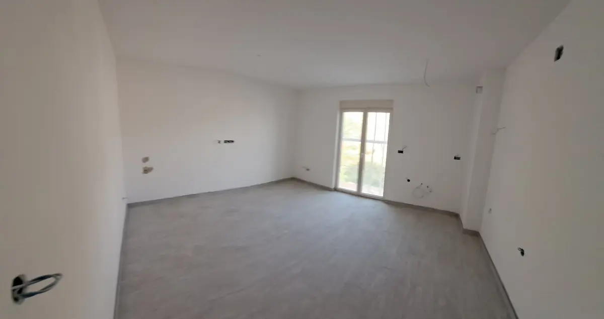 Dnevni boravak posjeduje francuski balkon