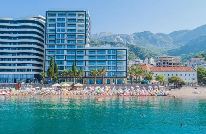 Kompleks se nalazi na samoj obali mora
