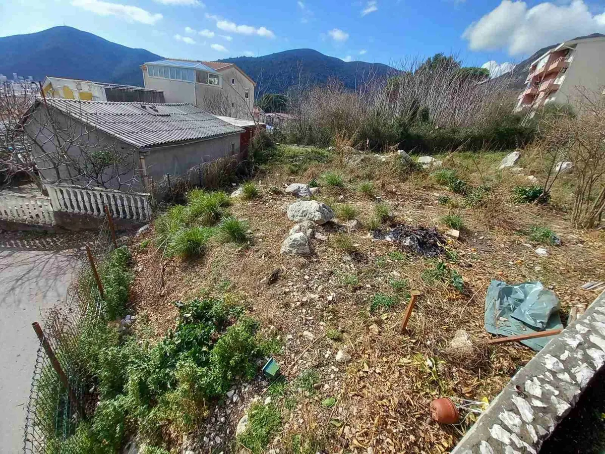 Posjeduje povrsinu od 338m2