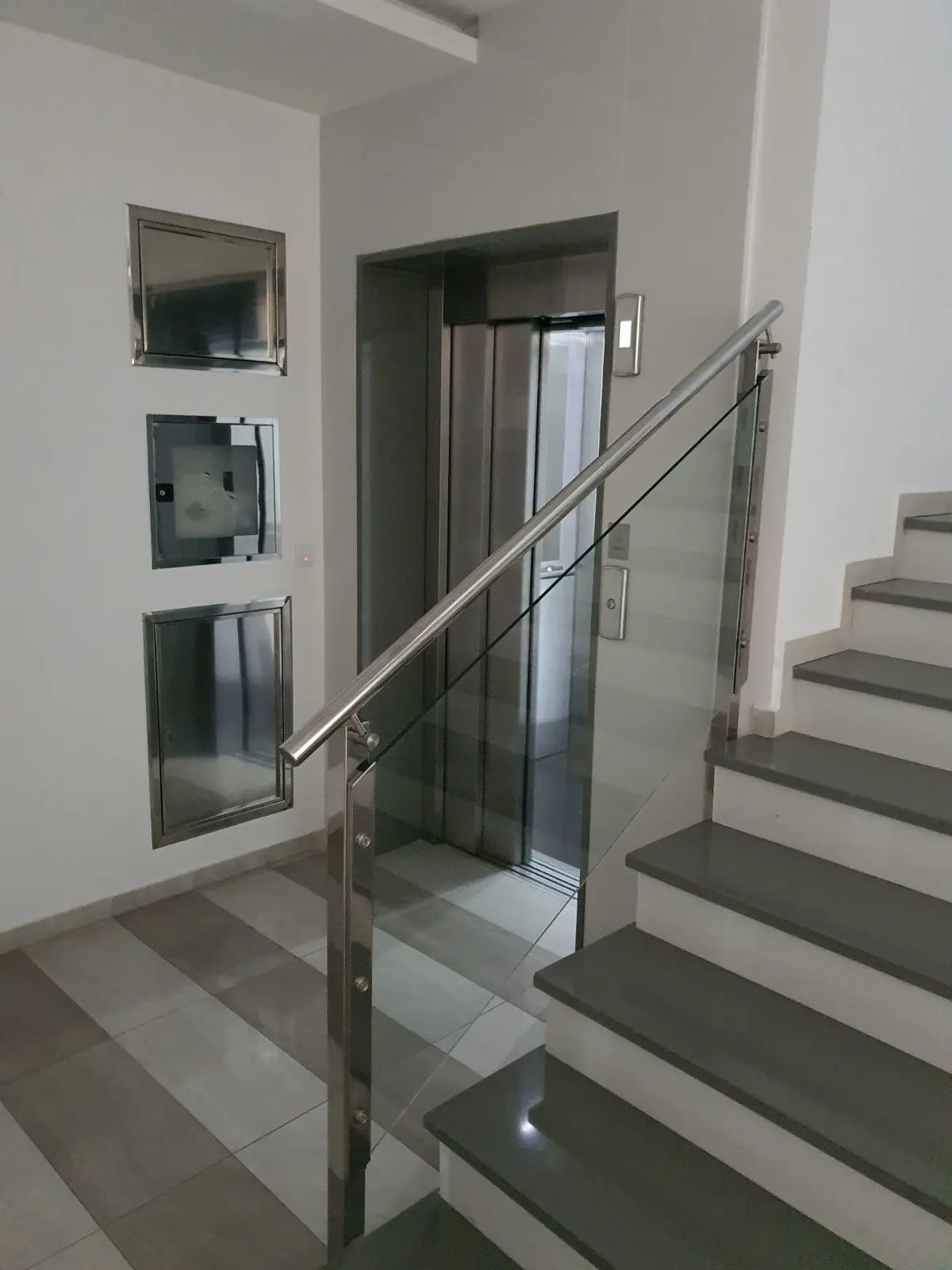 Zgrada posjeduje lift