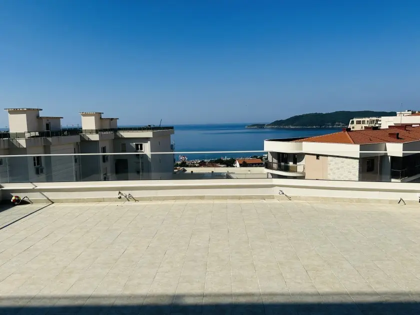 Velika terasa sa koje se pruza pogled na more