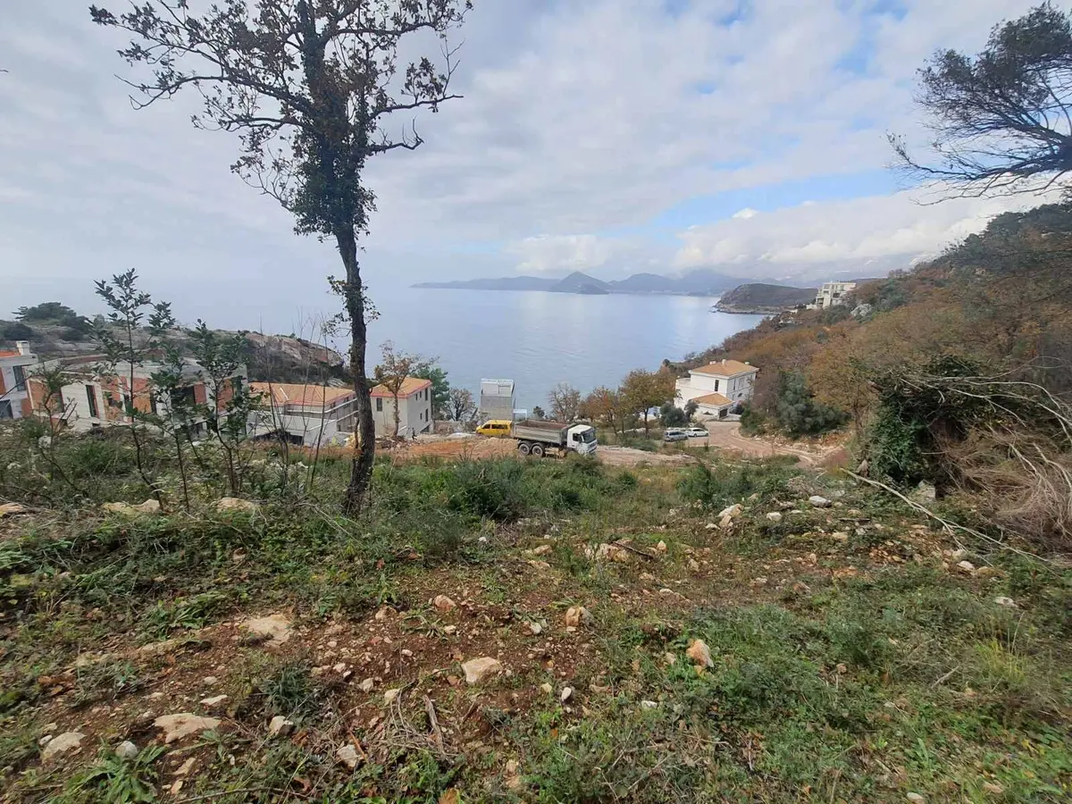 Zemljiste posjeduje dozvolu za izgradnju tri vile ukupne povrsine 1000m2