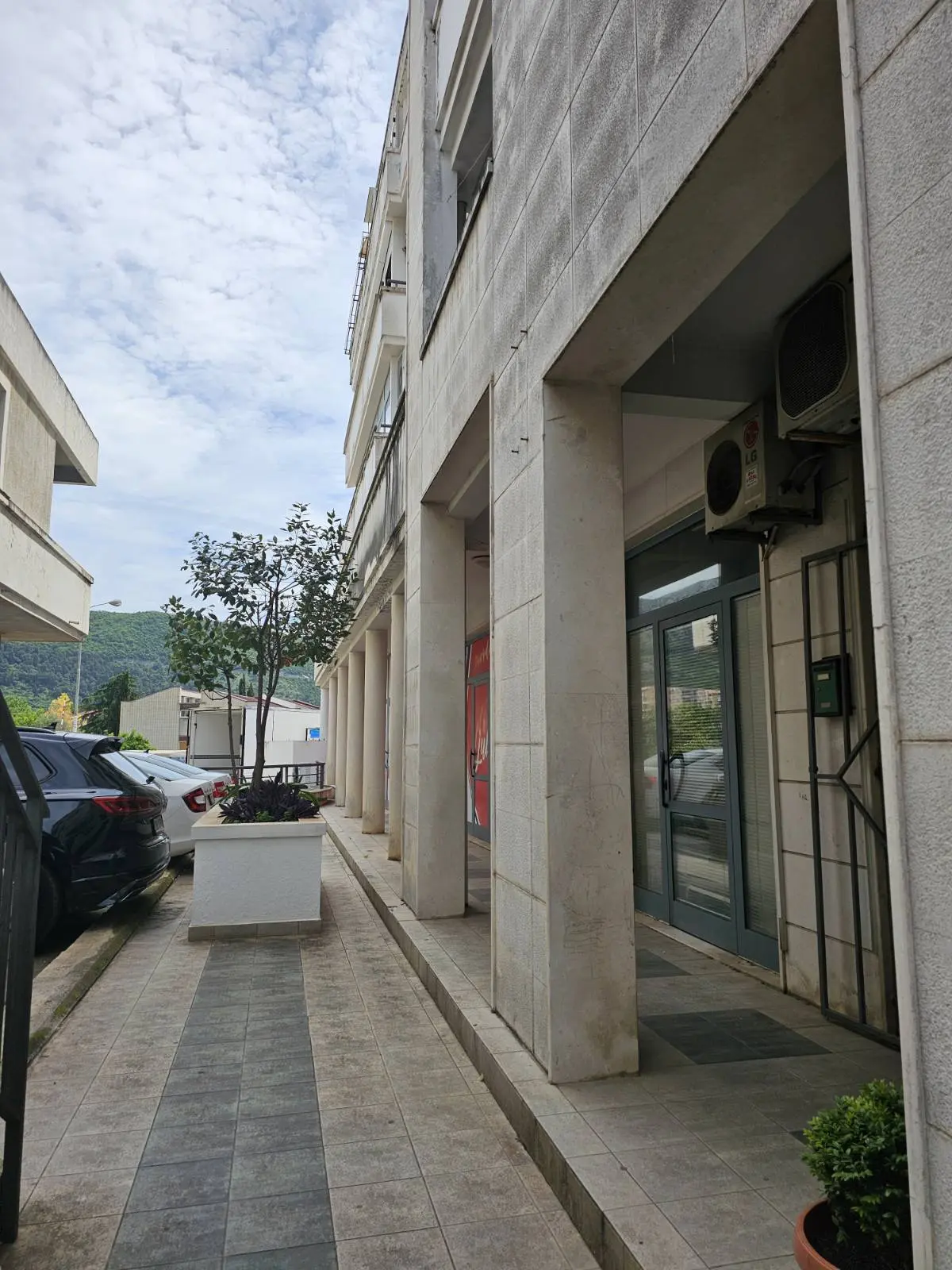 Spolasnji izgled objekta u kojem se nalazi poslovni