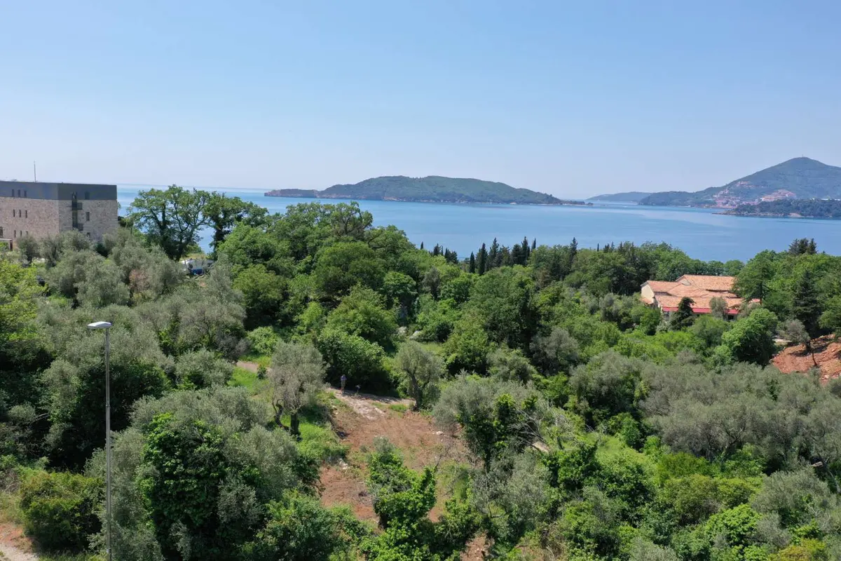 Na njemu je dozvoljena izgradnja dvije vile od po  144m2 brutto
