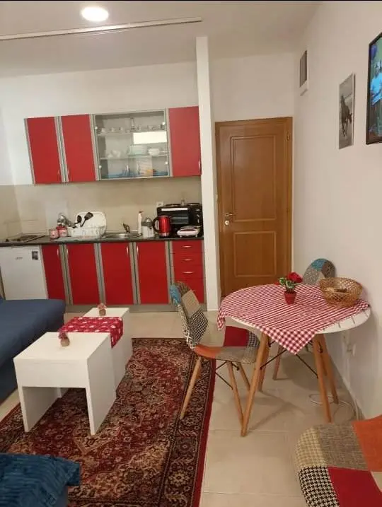 Dio dnevnog boravka sa kuhinjom i trpezarijom