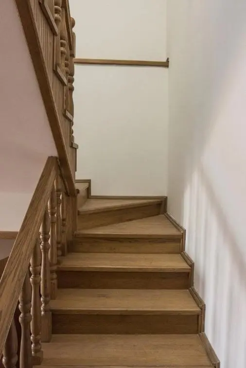Unutrasnje stepeniste koje vodi na drugu etazu stana