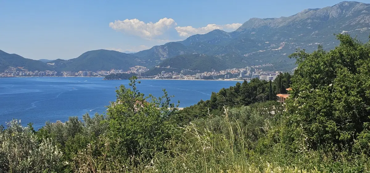 Zemljiste posjeduje povrsinu od 1130m2
