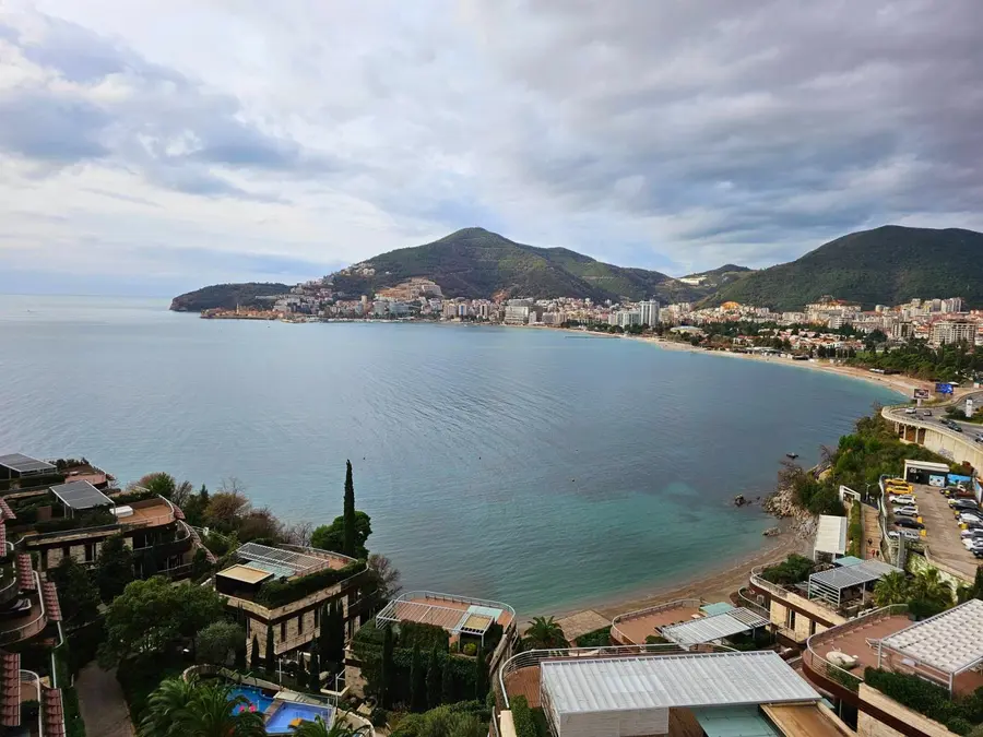 Stan posjeduje panoramski pogled na more